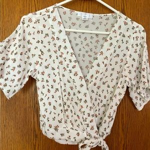 ✨IVY & MAIN✨ cropped crossover tie wrap top